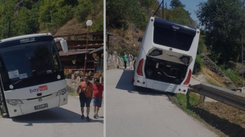 Autobusi me targa të Turqisë aksidentohet në Matkë