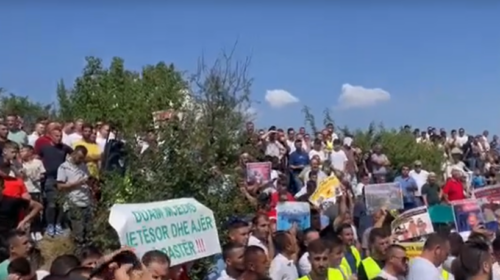 Qindra banorë të Studeniçanit protestojnë para Drisllës: Mjaft më na helmuat!