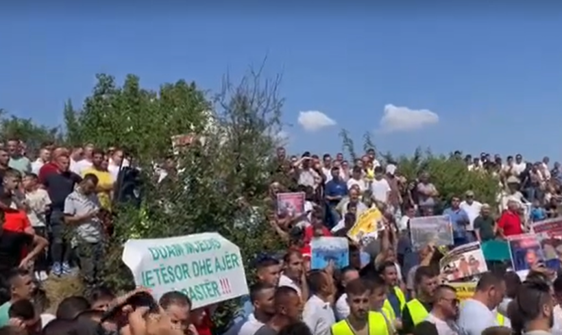 Qindra banorë të Studeniçanit protestojnë para Drisllës: Mjaft më na helmuat!