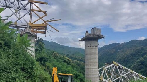 Vdesin 22 punëtorë nga shembja e urës në Indi