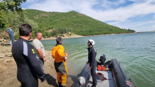 (VIDEO) Pas pesë ditësh gjendet trupi i pajetë i 30 vjeçarit që u mbyt në pendën e Likovës