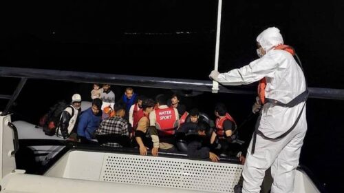 Roja bregdetare turke shpëtoi 27 migrantë të parregullt që u dëbuan nga Greqia