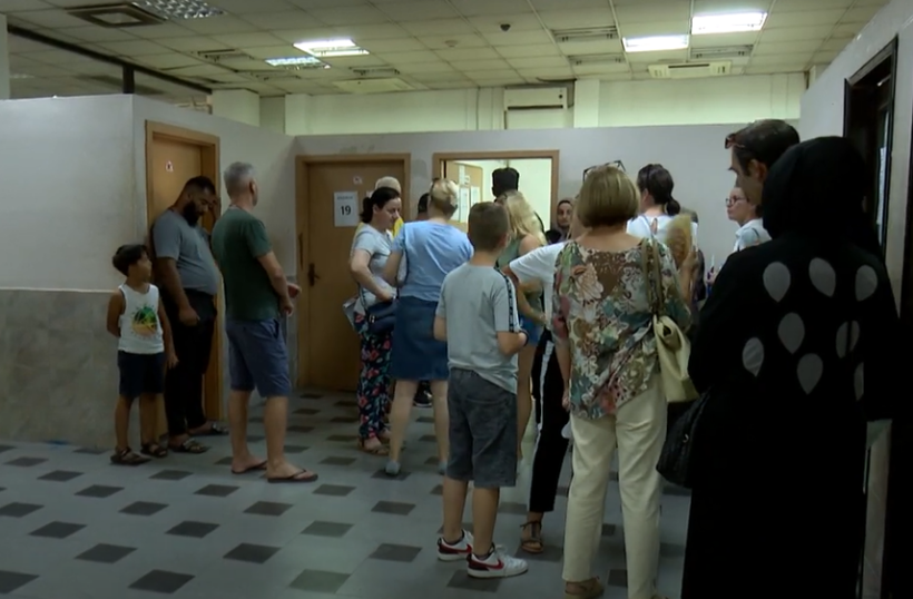 (VIDEO) Radhë të gjata për pasaporta dhe letërnjoftime, qytetarët presin me muaj