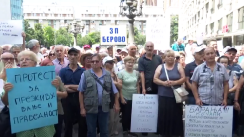 (VIDEO) Pensionistët kërkojnë që pensioni minimal të jetë i barabartë me pagën minimale