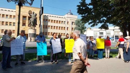 (VIDEO) Pensionistët protestojnë, kërkojnë rritje të pensioneve