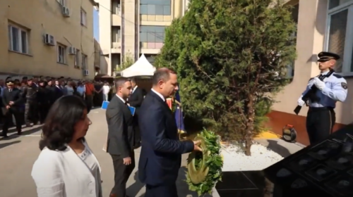 (VIDEO) Pllakë përkujtimore për 8 policët e vrarë në Lagjen e Trimave në Kumanovë