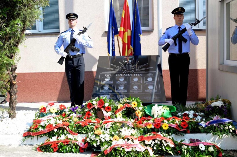 Vendoset pllakë përkujtimore për policët që vdiqën gjatë përleshjeve në “Lagjen e Trimave”