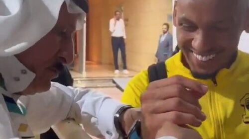 Në Arabi tifozët nuk kërkojnë autografë apo foto, por i dhurojnë orë luksoze futbollistëve (VIDEO)