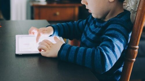 Hulumtim: Kalimi i kohës para ekranit vonon zhvillimin e fëmijëve