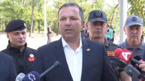 Spasovski: Po mbledhim informacione për personin që shpalosi flamurin e Shqipërisë etnike, do të përgjigjet penalisht