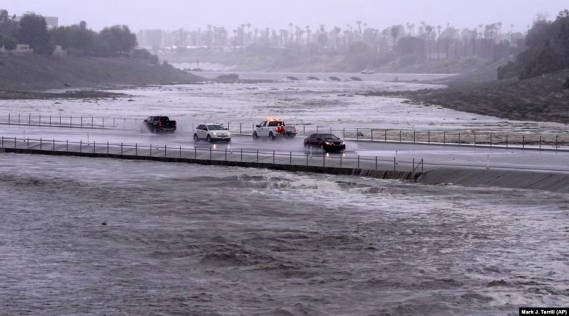 Stuhia Hilary godet Kaliforninë dhe Meksikën: rrugë të përmbytura, makina të bllokuara