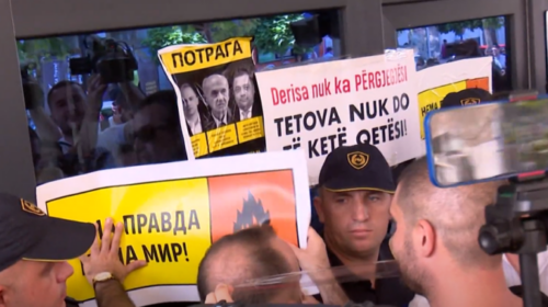 (VIDEO) Protesta në Tetovë, kërkohet rigjykim për djegien e spitalit me 14 pacientë brenda