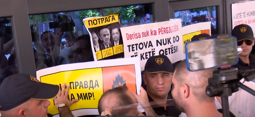 (VIDEO) Protesta në Tetovë, kërkohet rigjykim për djegien e spitalit me 14 pacientë brenda
