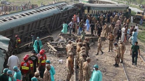 Treni doli nga shinat, shkon në 30 numri i të vdekurve në Pakistan