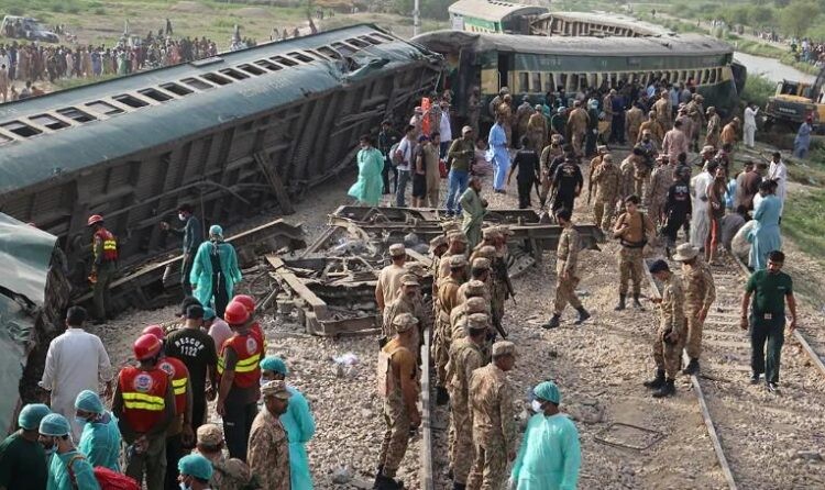 Treni doli nga shinat, shkon në 30 numri i të vdekurve në Pakistan