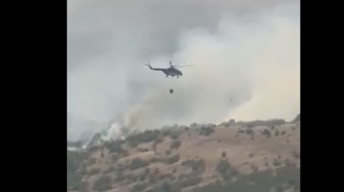 (VIDEO) Zjarri i madh përhapet, angazhohen edhe helikopterë për ta shuar