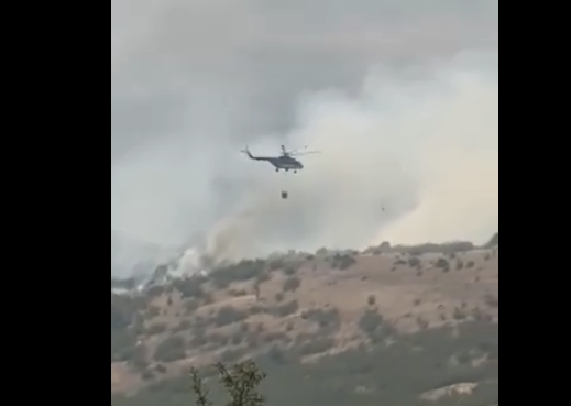 (VIDEO) Zjarri i madh përhapet, angazhohen edhe helikopterë për ta shuar
