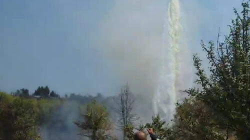 (Video) Zjarri në afërsi të Ajvatovcit është ende aktiv, dy helikopterë në aksion