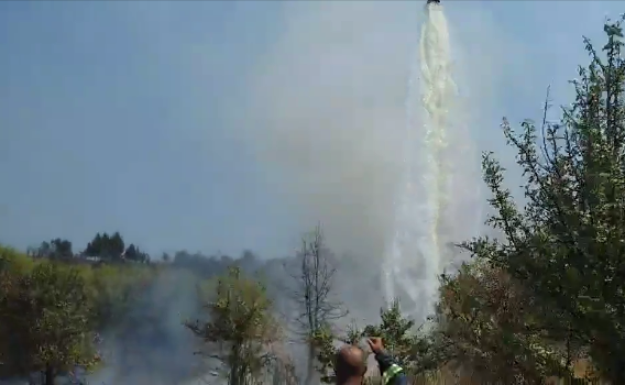 (Video) Zjarri në afërsi të Ajvatovcit është ende aktiv, dy helikopterë në aksion