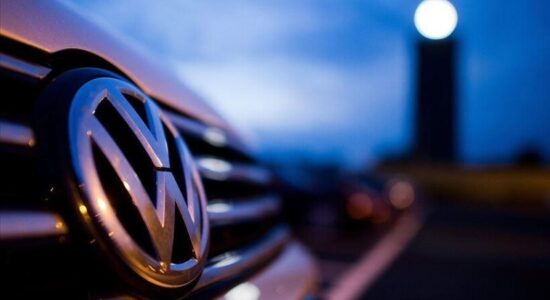 Volkswagen ndërpret prodhimin e automobilëve