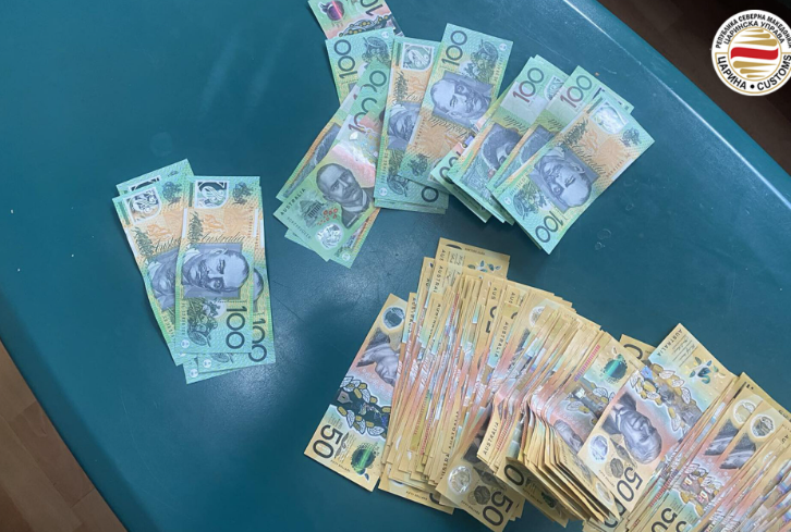 Dogana e Maqedonisë konfiskoi 15.050 dollarë australianë në “Qafë Thanë”