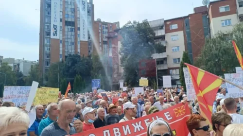 (VIDEO) Protestuan pensionistët, kërkojnë pensione më të larta, minimali të jetë 18.000 denarë