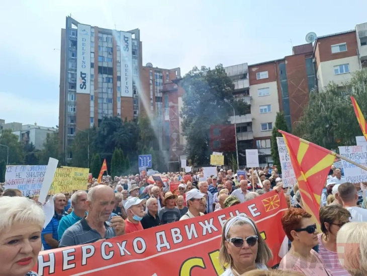 (VIDEO) Protestuan pensionistët, kërkojnë pensione më të larta, minimali të jetë 18.000 denarë