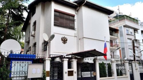 Dëbohen tre diplomat rus nga RMV dhe një prift