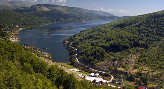 Rrëzohet një avion i vogël në Liqenin e Mavrovës, një person është lënduar