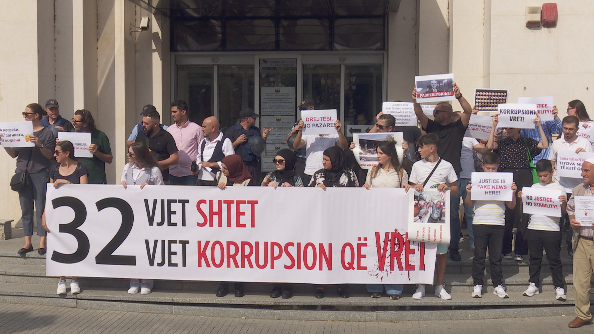 (VIDEO) Marsh protestues për 14 jetët e humbura në spitalin modular të Tetovës