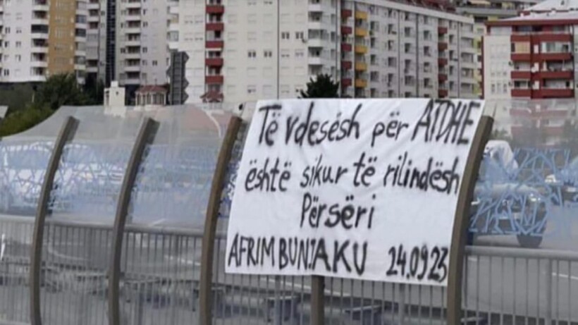 “Të vdesësh për atdhe është sikur të rilindësh përsëri”, në Prishtinë vendoset një baner për policin e vrarë në veri