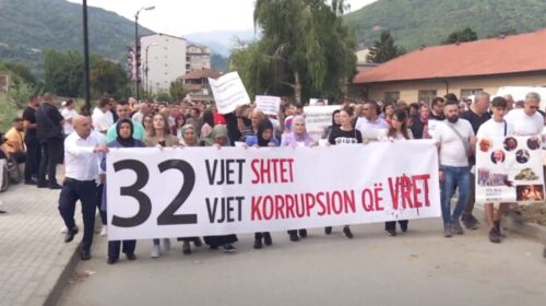 Protestë në Tetovë, kërkohet përgjegjësi për djegien e spitalit modular (VIDEO)