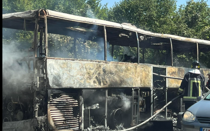 Digjet autobusi në rrugën Gostivar-Kërçovë, nuk ka të lënduar