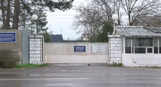 I burgosuri në Idrizovë ua merr 4000 euro dy policëve të burgut, ju ka premtuar se do t’i punësojë në MPB