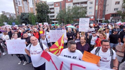Protesta kundër krimit në Onkologji, qindra qytetarë të revoltuar kërkojnë dorëheqje të qeverisë