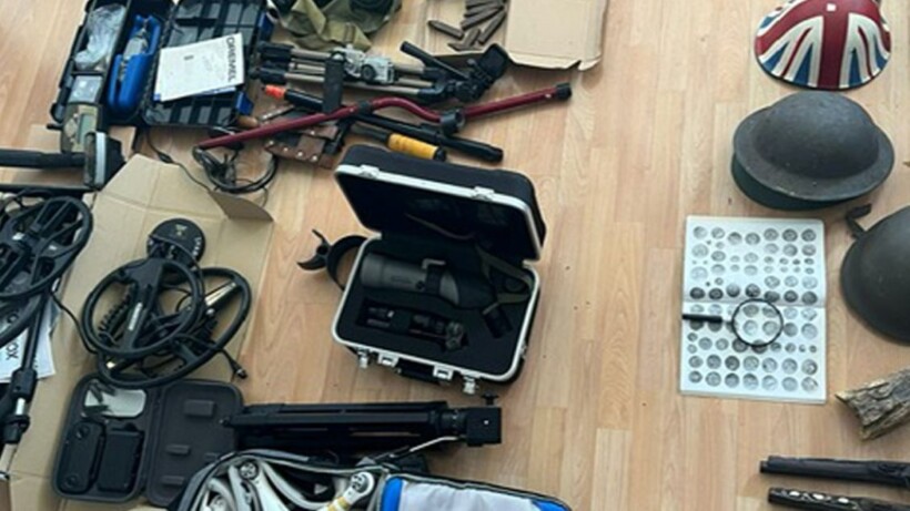 Dogana e Maqedonisë sekuestron pajisje për gjetjen e metaleve, helmeta ushtarake dhe revolverë
