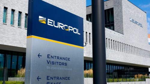 Europol: Pothuajse 70 për qind e grupeve kriminale në BE përdorin pastrim parash