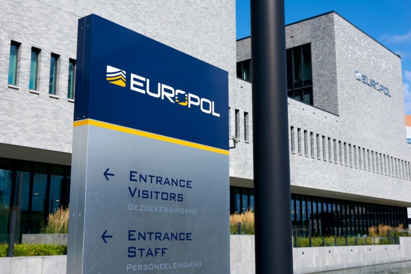 Europol: Pothuajse 70 për qind e grupeve kriminale në BE përdorin pastrim parash