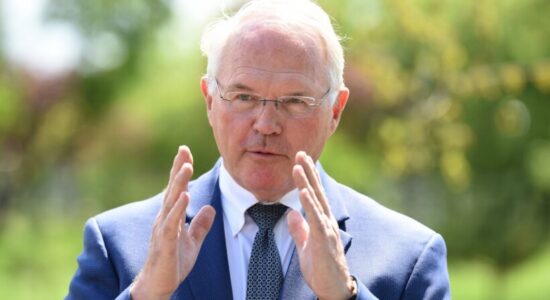 Ambasadori amerikan në Serbi: Të gjithë duhet ta dënojmë vrasjen e policit kosovar, po zhvillohen bisedime si të ecet tutje