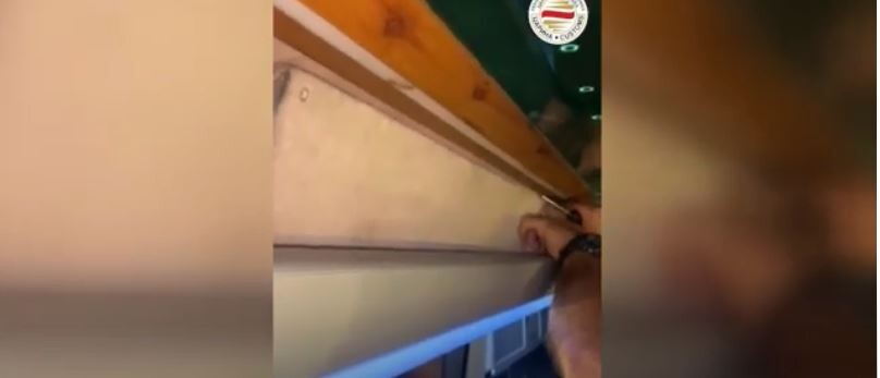 (VIDEO) Dogana konfiskoi një minibus me “bunker” për fshehjen e mallit