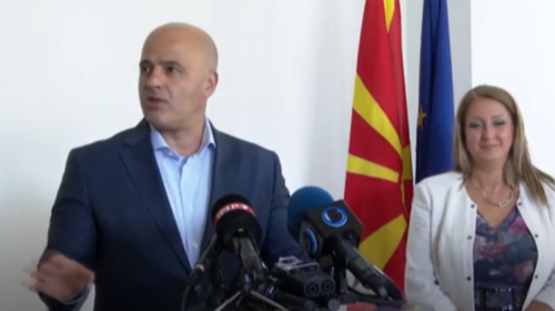 (VIDEO) Ironizon Kovaçevski: “VMRO-DPMNE i ngjan papagallit: Çfarëdo që t’i pyesësh, thonë zgjedhje