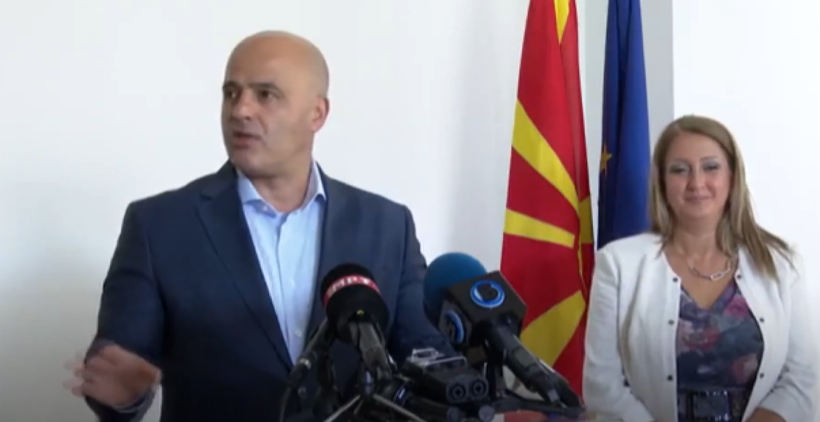 (VIDEO) Ironizon Kovaçevski: “VMRO-DPMNE i ngjan papagallit: Çfarëdo që t’i pyesësh, thonë zgjedhje