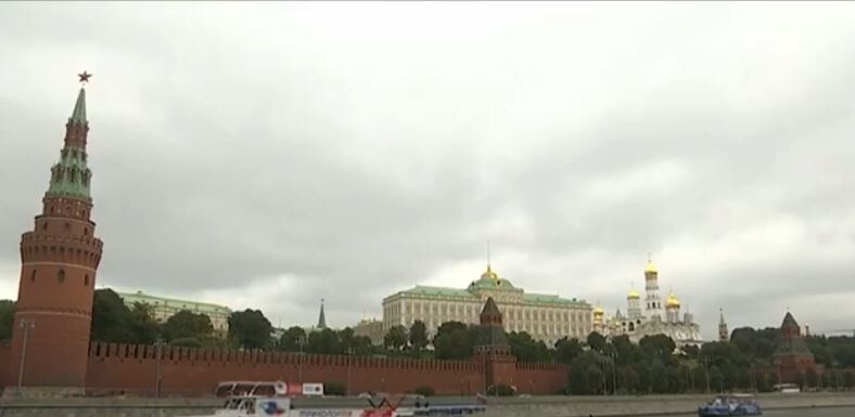 (VIDEO) Vuçiq i lutet dhe i kërkon ndihmë Moskës