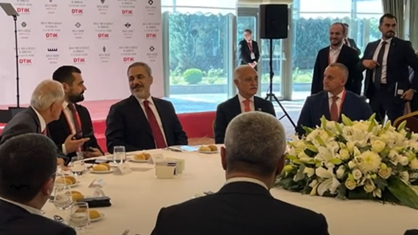 (VIDEO) Ministri i Drejtësisë Krenar Lloga në Kongresin Botëror të biznesit turk: Shembull që duhet të ndjekur edhe nga ne!