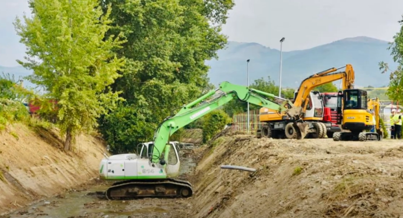 (VIDEO) Komuna e Butelit nisi me ndërtimin e shtratit të lumit Seravë