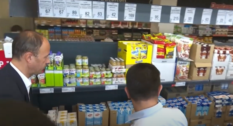 (VIDEO) Inspektorët gjobisin disa markete, nuk i ulën çmimet