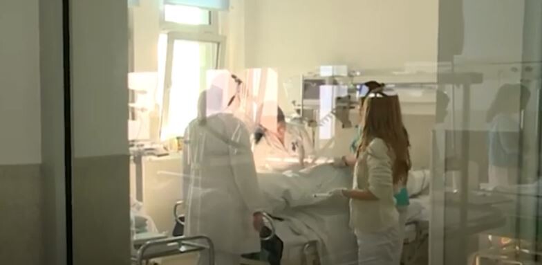 (VIDEO) Sukses në kardiokirurgji, mjekët vendosën stendë në harkun e aortës
