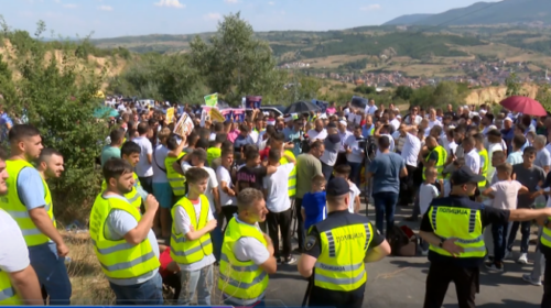 (VIDEO) Opozita shqiptare mbështet protestën e banorëve ndaj deponisë “Drislla”