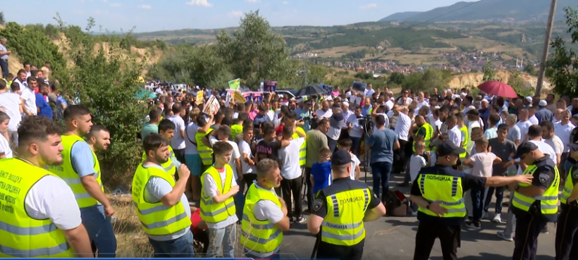 (VIDEO) Opozita shqiptare mbështet protestën e banorëve ndaj deponisë “Drislla”