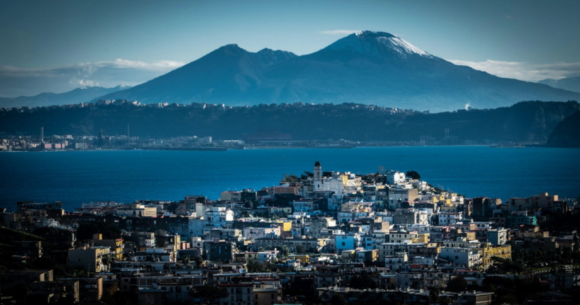 Tërmete të lehta të vazhdueshme në Napoli, sizmologët i frikësohen zgjimit të vullkanit